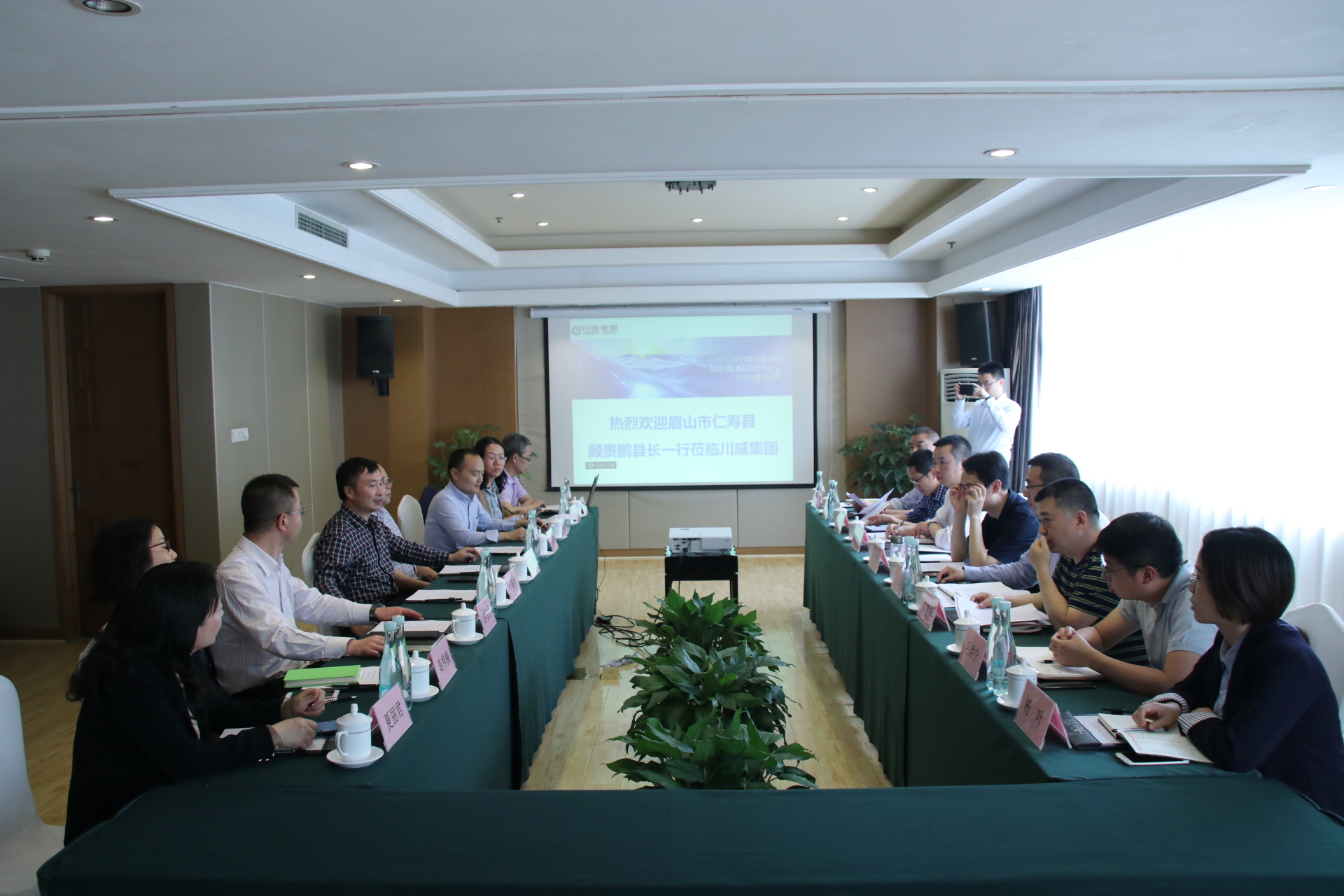 仁壽縣縣委副書記顧貴鵬蒞臨川威集團(tuán)考察交流