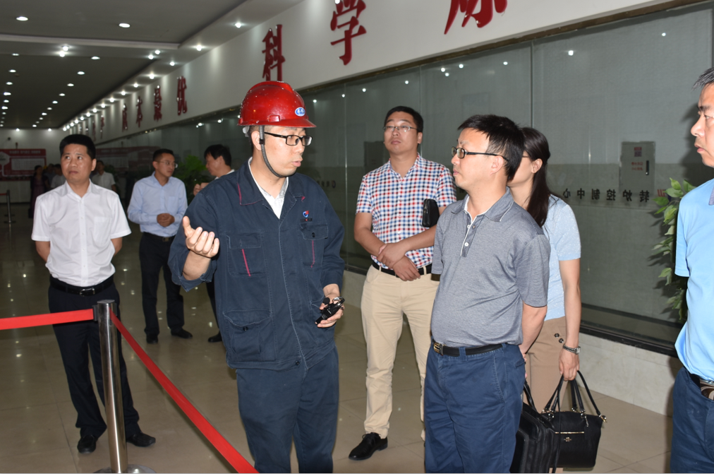 省國(guó)稅局劉江處長(zhǎng)一行來(lái)川威參觀交流(圖2)