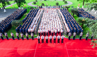 自強(qiáng)不息 追求卓越 創(chuàng)造奇跡 ——集團(tuán)公司隆重舉行慶祝成立二十一周年升旗儀