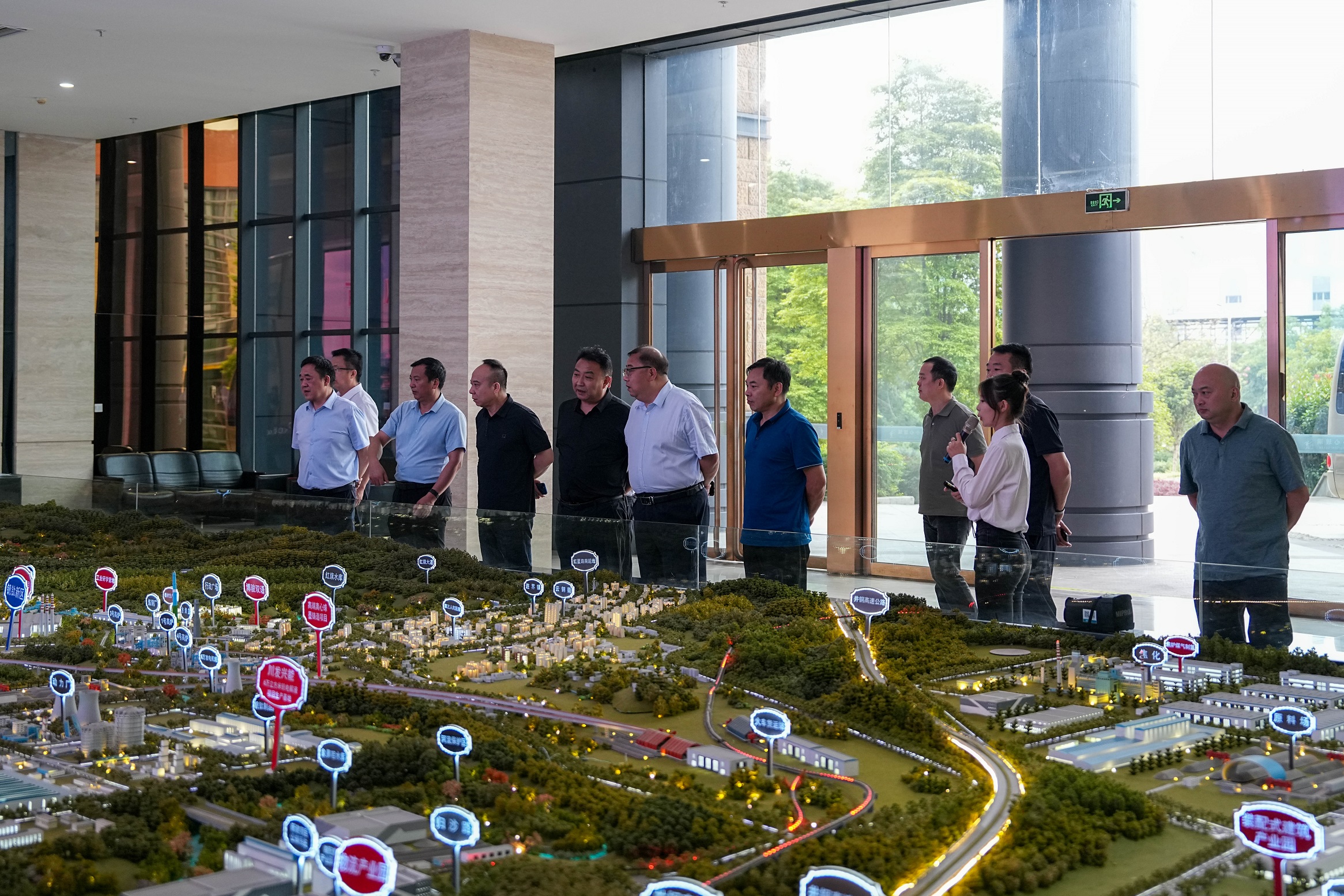 西鄉(xiāng)縣常務(wù)副縣長(zhǎng)孫旭一行到川威連界基地調(diào)研