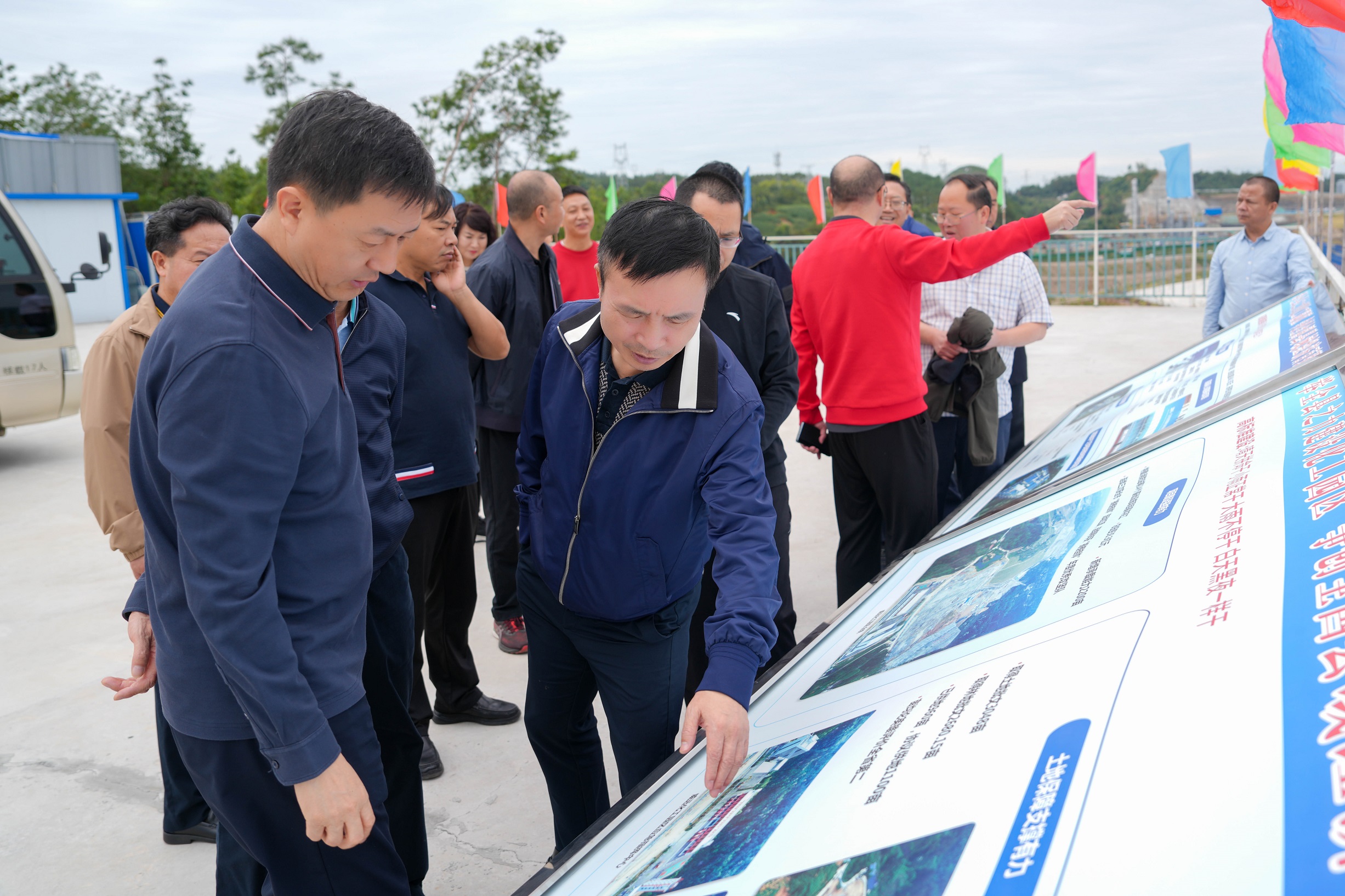 國慶佳節(jié)！王勁董事長一行深入一線調(diào)研慰問