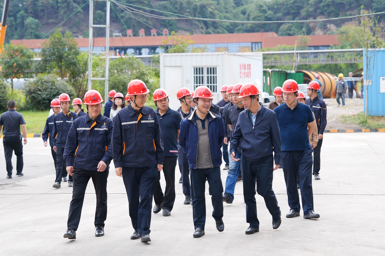 國慶佳節(jié)！王勁董事長一行深入一線調(diào)研慰問(圖7)