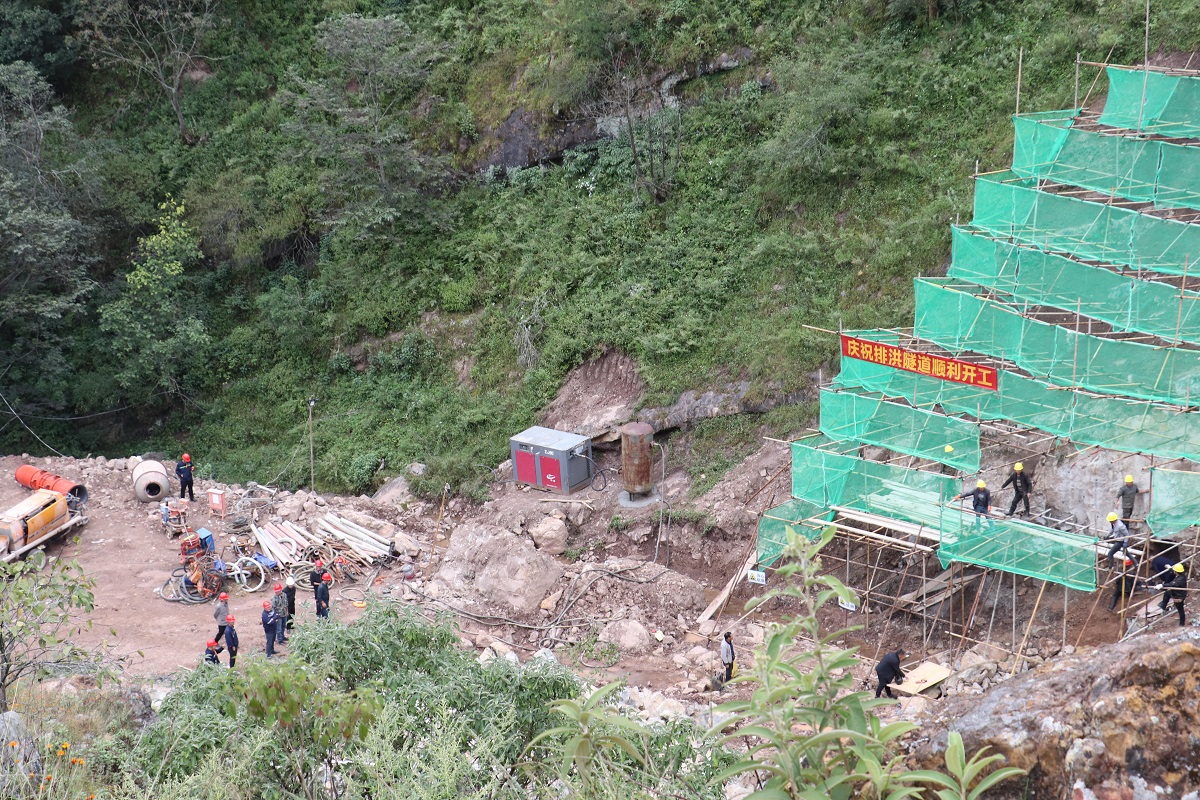 聯(lián)鑫礦業(yè)公司紅星溝尾礦庫項目排洪隧洞順利開工(圖3)