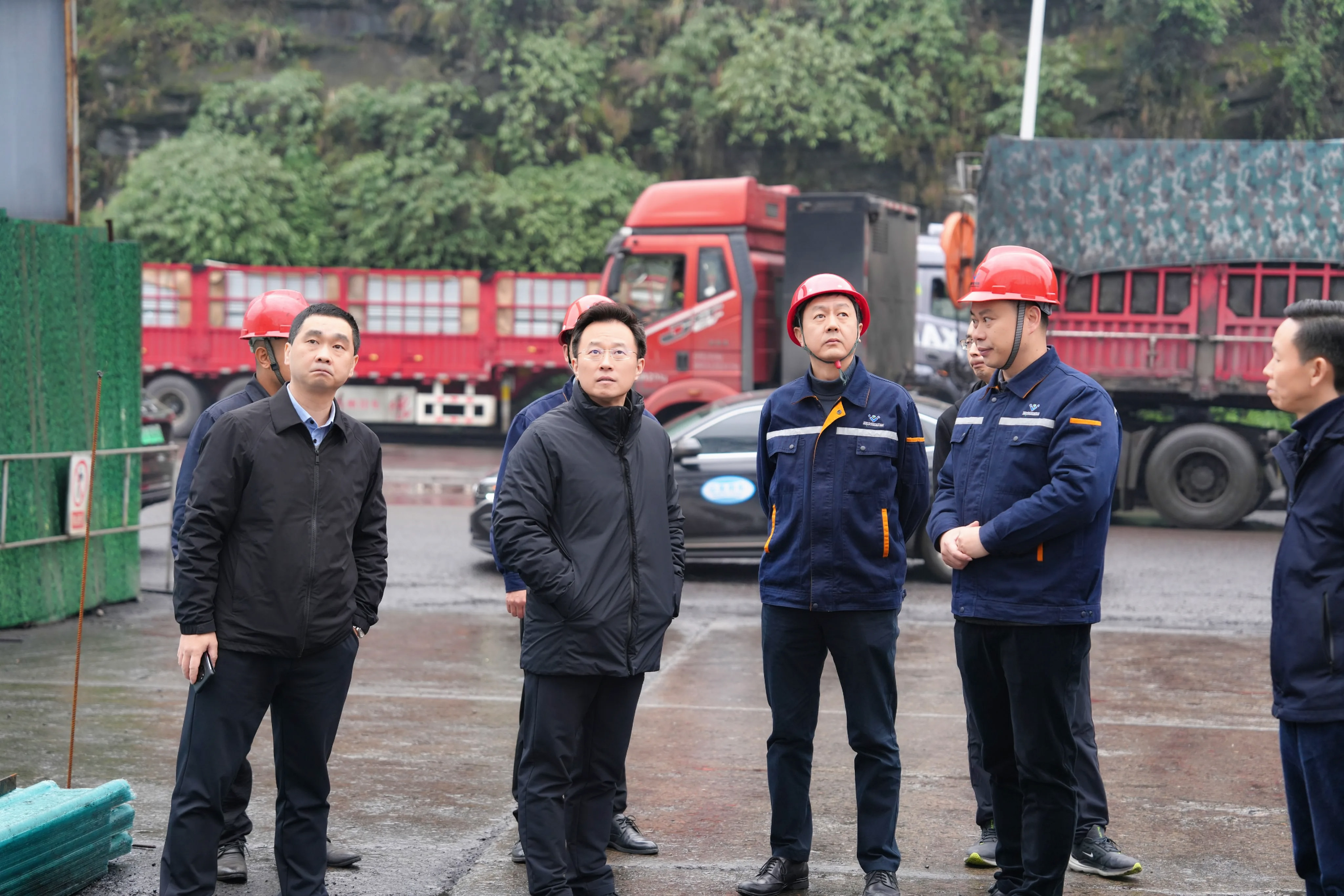 市人大常委會(huì)副主任曾云忠一行到川威督導(dǎo)超低排放改造項(xiàng)目建設(shè)“進(jìn)度條”(圖2)