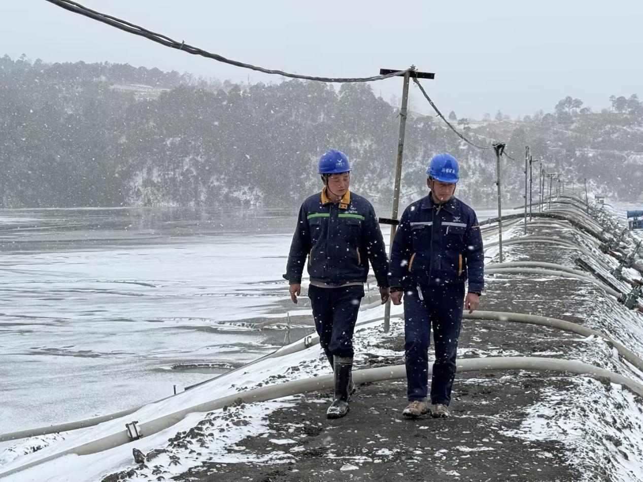 戰(zhàn)風(fēng)雪，斗嚴(yán)寒！ ——聯(lián)鑫礦業(yè)公司會理區(qū)域全力護(hù)航節(jié)前安全生產(chǎn)(圖4)