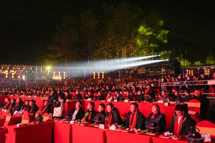 川威集團(tuán)隆重舉行 2025“與你同行”交響主題年會(huì)